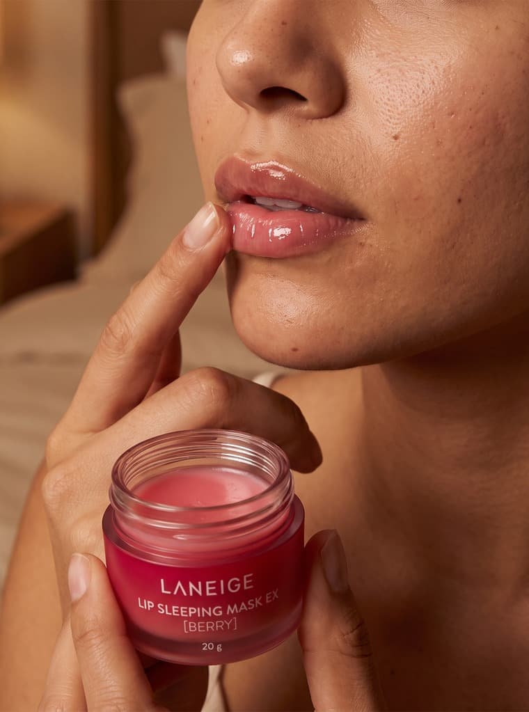 Modelo usando Lip Sleeping Mask Berry
