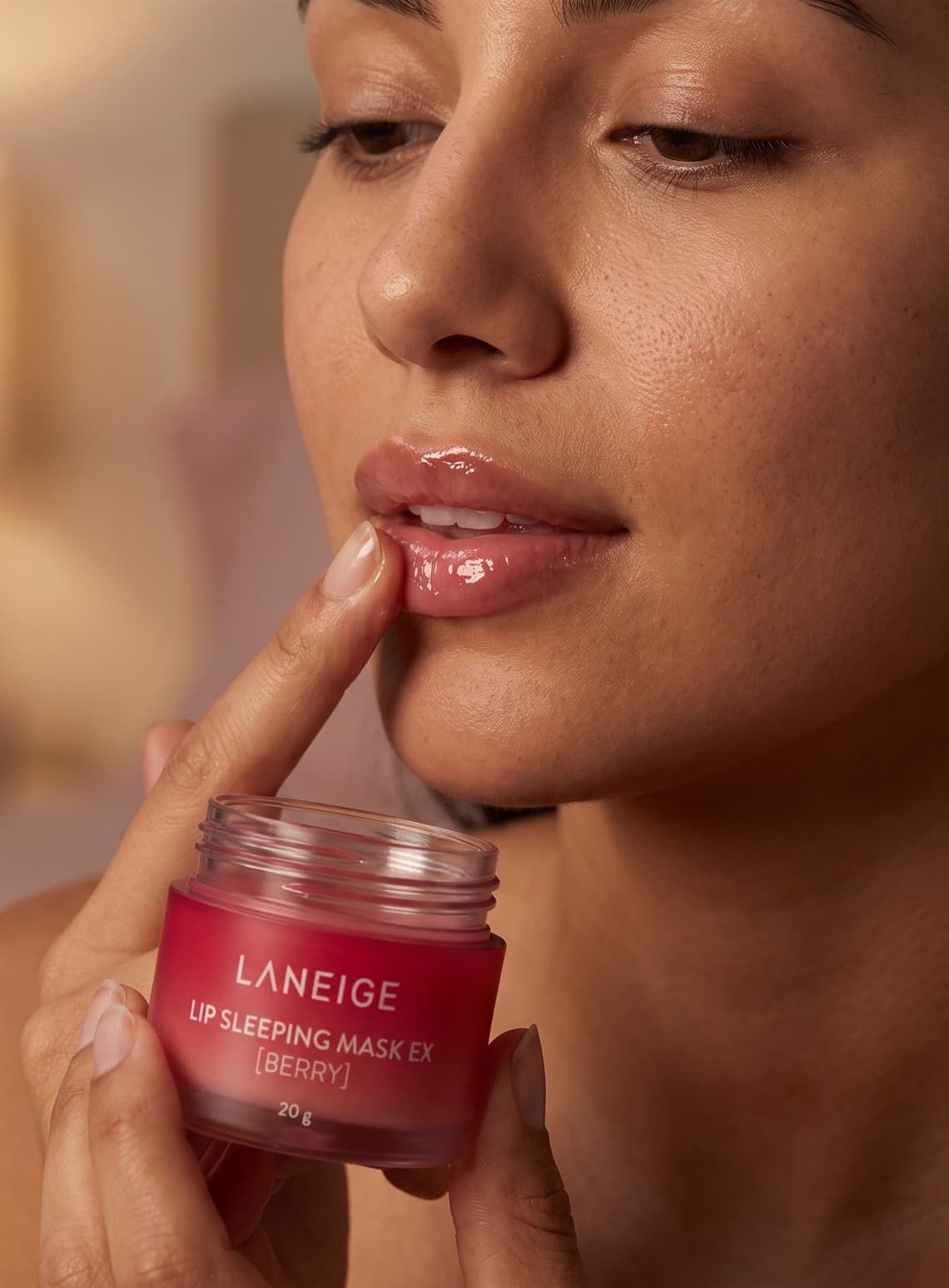 Lip Sleeping Mask Berry en uso