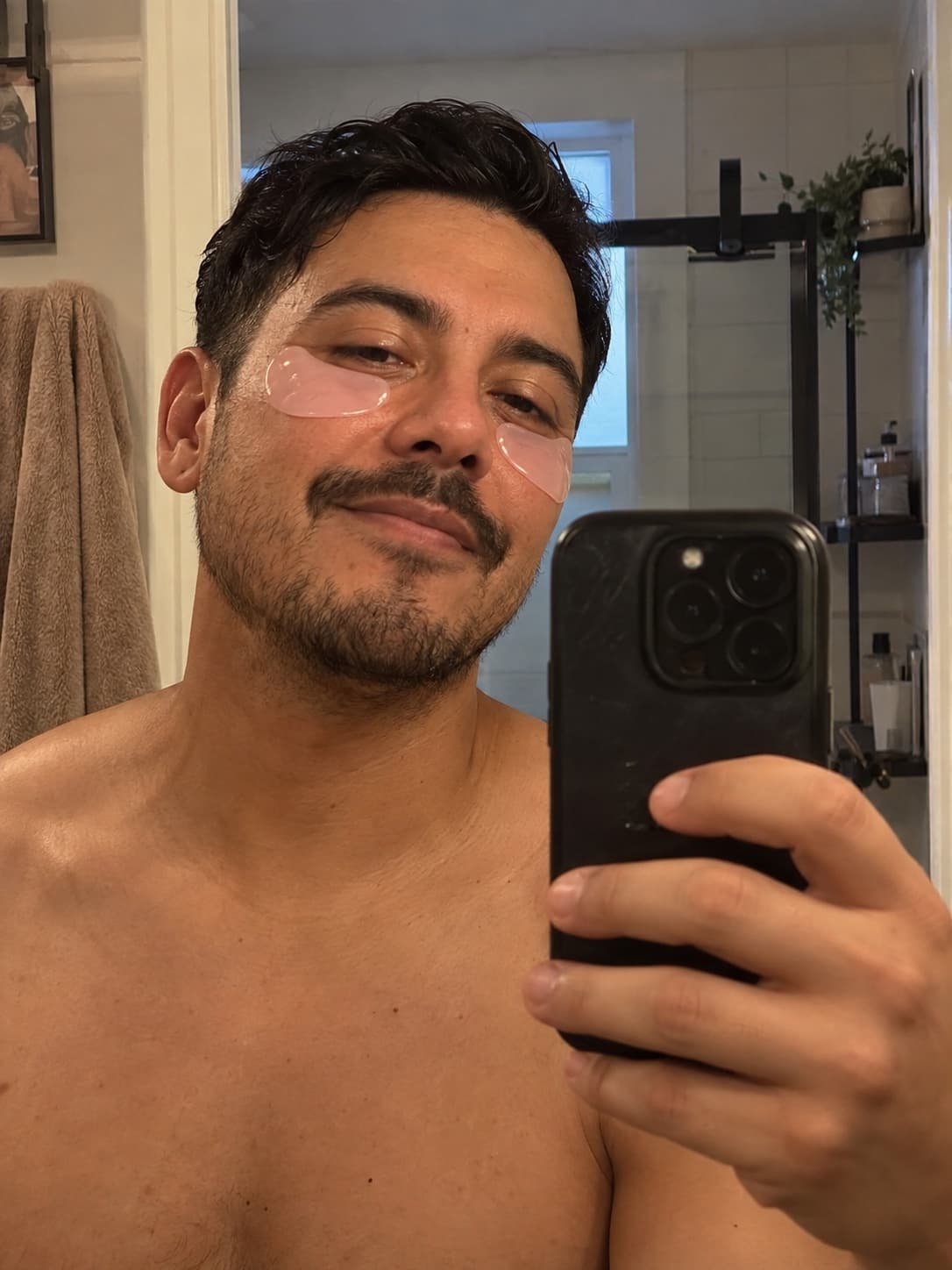 Hombre usando parches de hidrogel en su rutina de noche