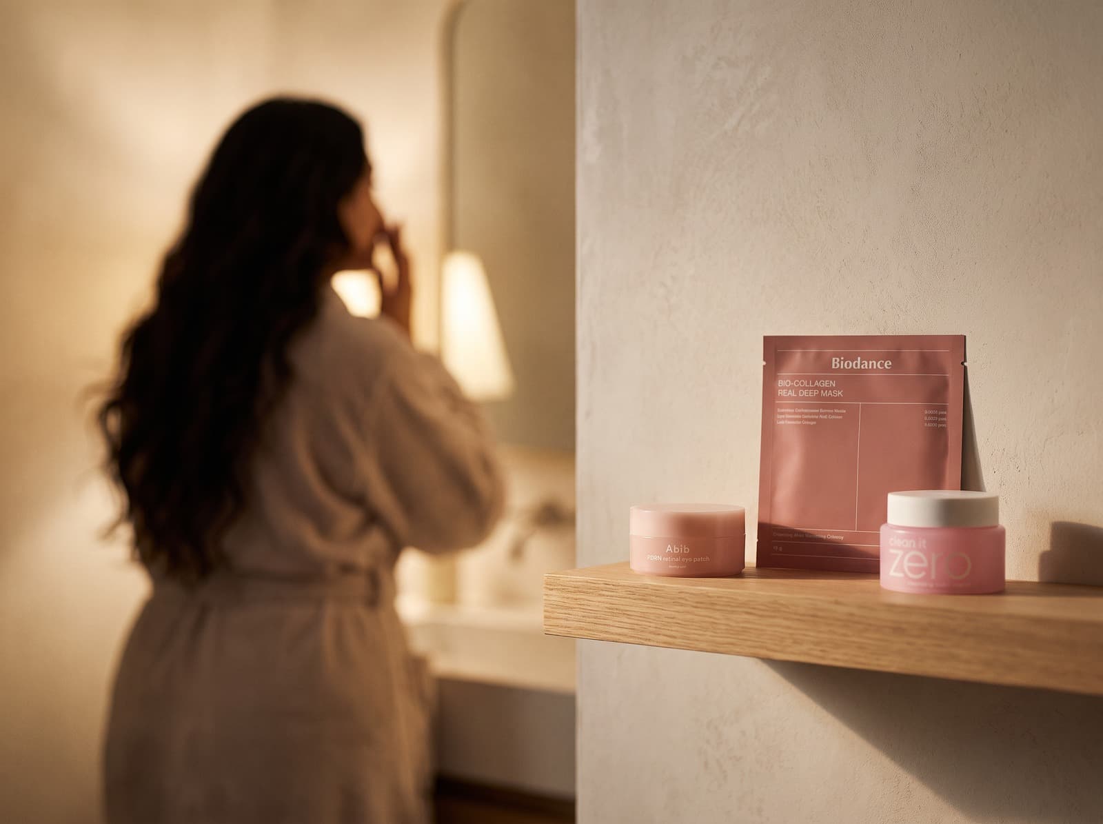 Productos de Hábito Skin en una balda del baño durante una rutina de cuidado de la piel